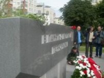 Flowers outside the Dubrovka center at a previous memorial event (RFE/RL)
