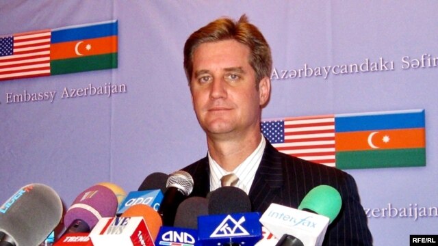 Մեթյու Բրայզան ասուլիս է տալիս Բաքվում, ապրիլ, 2009թ.