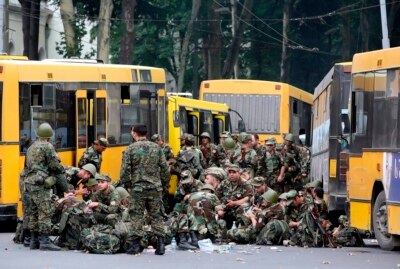 Georgian reservists in the central square of Gori on August 9