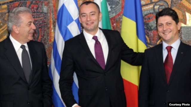 Titus Corlăţean, Nikolai Mladenov şi Dimitris Avramopoulos (de la dreapta la stânga)