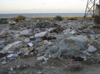 Garbage on Sumgayit's seashore (RFE/RL)