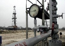 Ukraine -- A gas derrick of the Solokhovskoe gas-field near the Ukrainian city of Poltava, 3 Jan. 2006