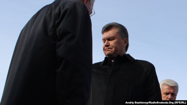 Sticking together? Speaker Volodymyr Lytvyn, President Viktor Yanukovych, and Prime Minister Mykola Azarov (left to right, in a file photo)