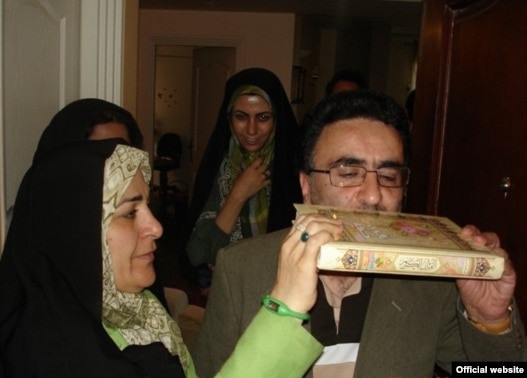 فخرالسادات محتشمی پور در کنار همسرش، مصطفی تاجزاده