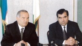 Tajik President Emomali Rahmon (right) with his Uzbek counterpart, Islam Karimov (file photo)