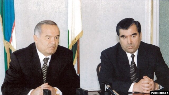 Tajik President Emomali Rahmon (right) with his Uzbek counterpart, Islam Karimov (file photo)