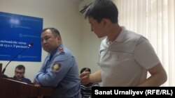 Активист Лукпан Ахмедьяров в зале суда во время допроса участкового полицейского Данияра Ракишева (слева). Уральск, 19 мая 2016 года.