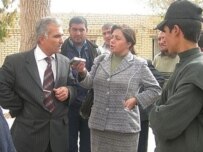 RFE/RL's Malahat Nasibova interviews witnesses after merchants clashed with police (RFE/RL)