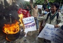 Indonesia/Denmark - Indonesian Muslim protestors burn flags and placards during an anti Denmark rally in front of the Danish Embassy in Jakarta on Wednesday 8 Feb. 2006