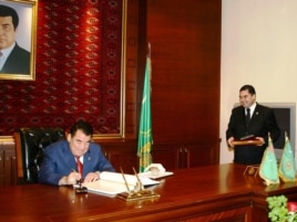 Президент Туркменистана Сапармурат Ниязов (слева) и Гурбангулы Бердымухамедов.