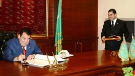 Түркіменстанның сол кездегі президенті Сапармұрат Ниязов (сол жақта) және қазіргі президенті Гурбангулы Бердімұхамедов.