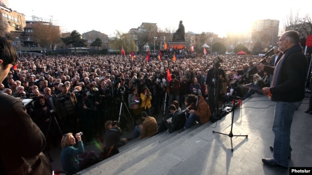 Armenia - Opposition leader Raffi Hovannisian addresses a rally in Yerevan's Liberty Square, 22Mar2013.