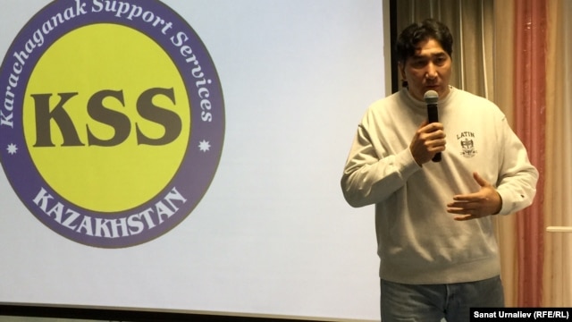 Кәсіпкер Барлық Меңдіғазиев баспасөз мәслихатында сөйлеп тұр. Батыс Қазақстан облысы Ақсай қаласы, 29 желтоқсан 2015 жыл.