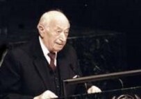 Simon Wiesenthal addressing the UN General Assembly in 1995