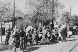 Jews are deported to Transdniester in 1941 or 1942. (Photo: U.S. Holocaust Memorial Museum, courtesy of U.S. National Archives and Records Administration)
