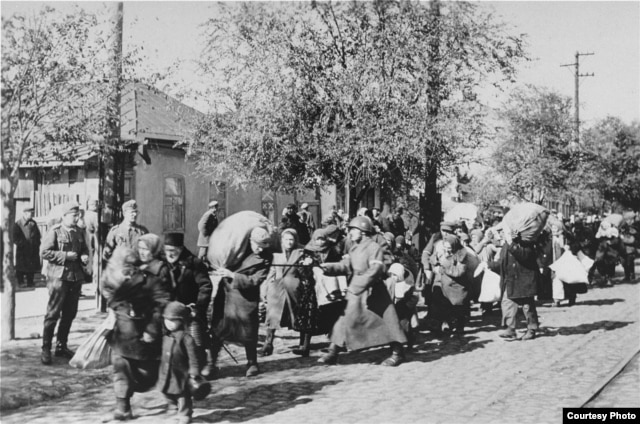 Jews are deported to Transdniester in 1941 or 1942. (Photo: U.S. Holocaust Memorial Museum, courtesy of U.S. National Archives and Records Administration)