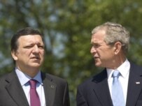 Bush (right) with European Commission President Jose Manuel Barroso (AFP)