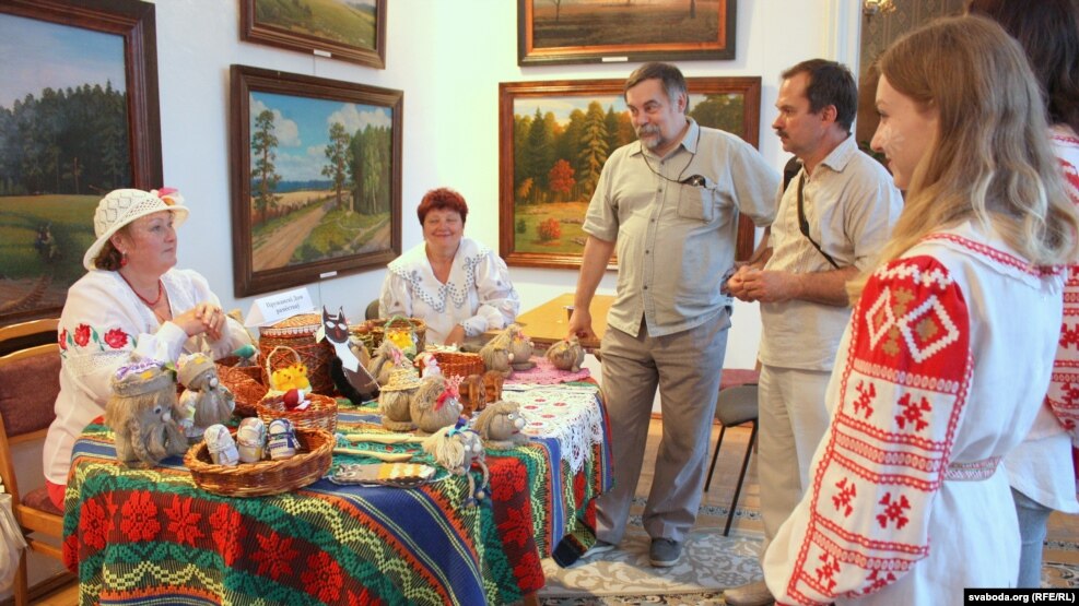 На выставе майстроў Пружанскага дому рамёстваў