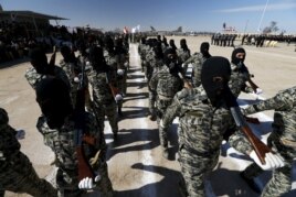 از بالا: شبه‌نظامیان شیعی عضو بسیج مردمی و (پایین) شبه‌نظامیان سنی بسیج مردمی عراق در حال رژه در بغداد و فلوجه
