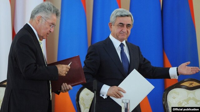 Armenia - President Serzh Sarkisian (R) and his visiting Austrian counterpart, Heinz Fischer, arrive at a news conference in Yerevan, 26Jun2012.