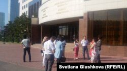 Астана әкімдігі алдында тұрған "Бақыт Х1" компаниясының үлескерлері. 12 тамыз 2016 жыл.