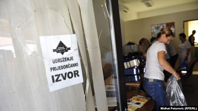 Razbijeno staklo na kancelarijama Udruženja 'Izvor'
