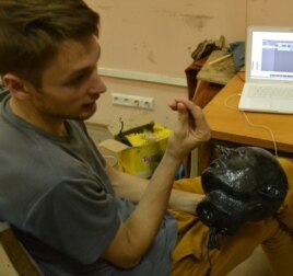 Скульптор Іван Світличий і його бінауральний мікрофон, Харків, 10 листопада 2011 року (фото Юрія Сулими)