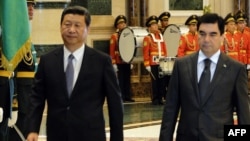 Turkmen President Gurbanguly Berdymukhammedov (right) and his Chinese counterpart, Xi Jinping, review a guard of honor before holding talks in Ashgabat on September 3.