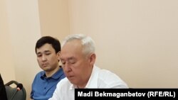 Есіл ауданды №2 сотында отырған Сейітқазы Матаев (сол жақта) пен Әсет Матаев.