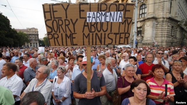 Hungary -- Thousands of people protest against the government's decision to extradite soldier Ramil Safarov, in Budapest, 04Sep2012