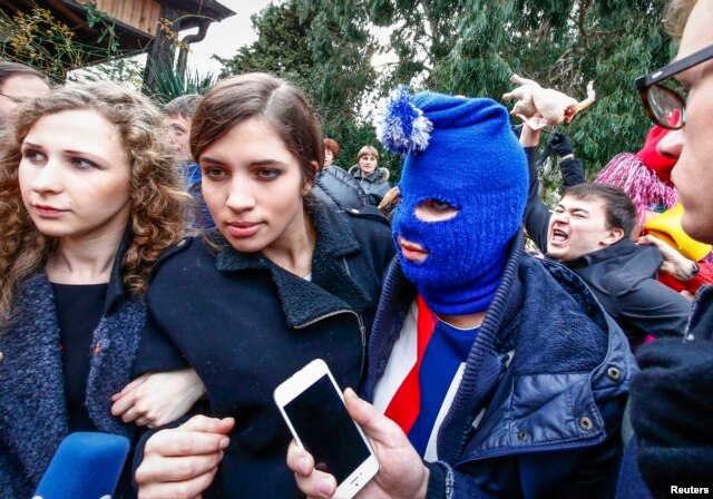 Пресс-конференция Pussy Riot. На заднем плане протестующий с курицей