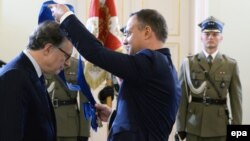 Польша президенті Анджей Дуда НАТО бас хатшысының орынбасары Александр Вершбоуға орден тапсырып тұр. Варшава, 7 шілде 2016 жыл.
