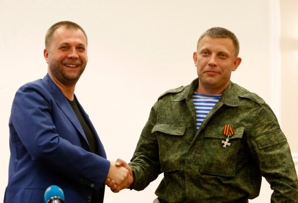 Революция "МММ-щиков" 3 Александр Бородай (слева) и "премьер-министр ДНР" Захарченко
