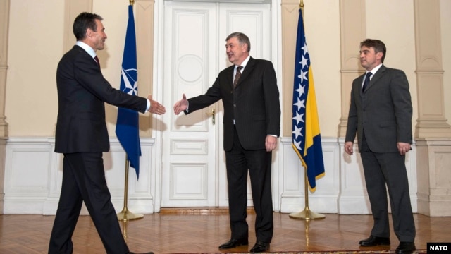 Generalni sekretar NATO-a Anders Fogh Rasmussen sa članovima Predsjedništva BiH Nebojšom Radmanovićem i Željkom Komšićem u Sarajevu, 7. februar 2013.