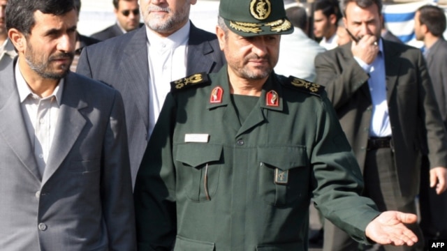 محمود احمدی‌نژاد در کنار فرمانده سپاه پاسداران در بازدید از یک رژه نظامی
