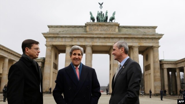 John Kerry la sosirea la Berlin