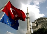 EU and Turkish flags flying in Istanbul (file photo) (epa)
