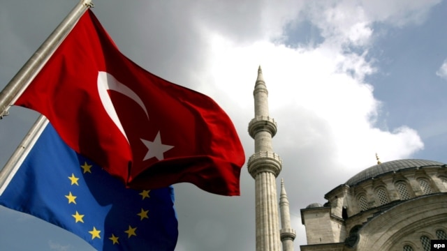 Turkish and EU flags fly in Istanbul. Garton Ash says the EU must fulfill its long-standing promises to Turkey -- and other countries that meet its criteria.