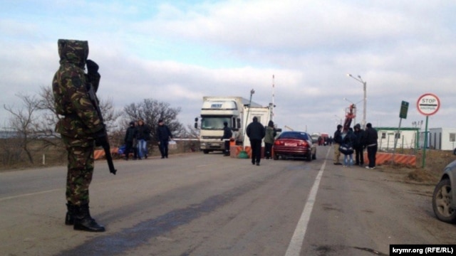 Люди пересекают административную границу с Крымом пешком (иллюстрационное фото)