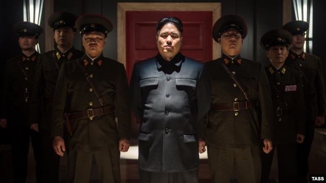 راندال پارک (در وسط) نقش رهبر کره شمالی را بازی می‌کند