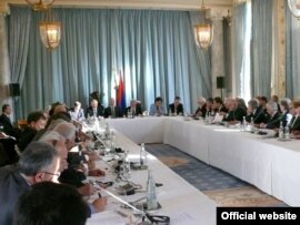 Հայաստանի նախագահ Սերժ Սարգսյանը Փարիզում հանդիպում է Եվրոպայում հայ համայնքների ներկայացուցիչների հետ: 2-ը հոկտեմբերի, 2009 թ.