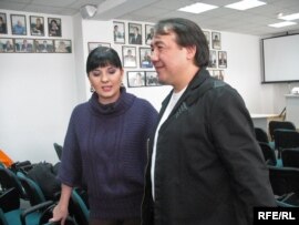 Певица Карина Абдуллина и композитор-гитарист Булат Сыздыков во время презентации нового альбома 'Как всегда'. Алматы, 29 декабря 2005 года.