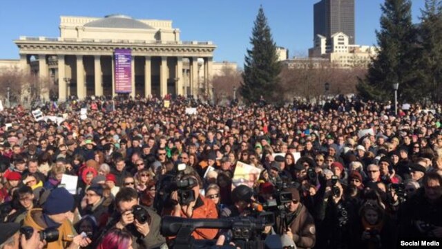 Площадь у Новосибирского театра оперы и балета. 5 апреля