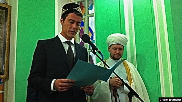 Former tennis player Marat Safin gives a reading during Eid al-Adha prayers in Nizhny Novgorod last week. (photo: Damir Mukhetdinov)