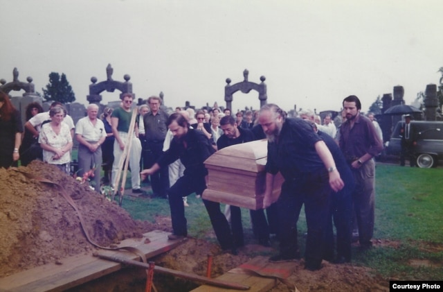 Александр Генис и Петр Вайль на похоронах Сергея Довлатова. Август 1990 года