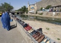 Women shopping for shoes in Kabul (epa file photo)
