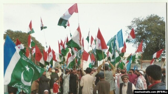 په کراچۍ کې یو شمېر ګوندونو د الېکشن کمیشن پر ضد مظاهرې هم کړې وې چې د انتخاباتي فهرستونو کار په شفافه توګه نه کوي