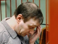 Mikhail Trepashkin in court in Moscow in April 2005 (TASS)