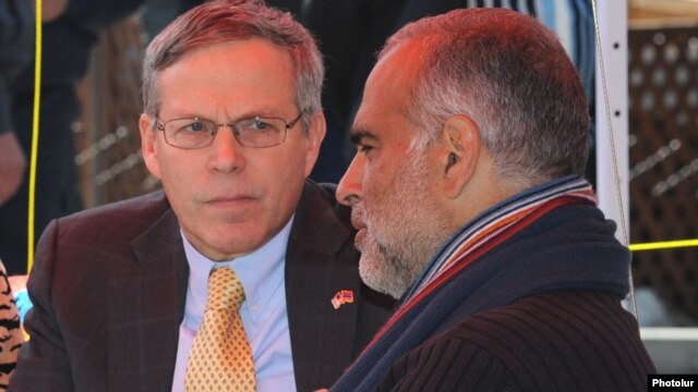 Armenia - U.S. Ambassador John Heffern (L) visits opposition leader Raffi Hovannisian in Liberty Square in Yerevan, 22Mar2013.