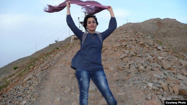 Фото иранской женщины с непокрытой головой, размещенное на странице «Тайные свободы иранских женщин» в социальной сети Facebook.